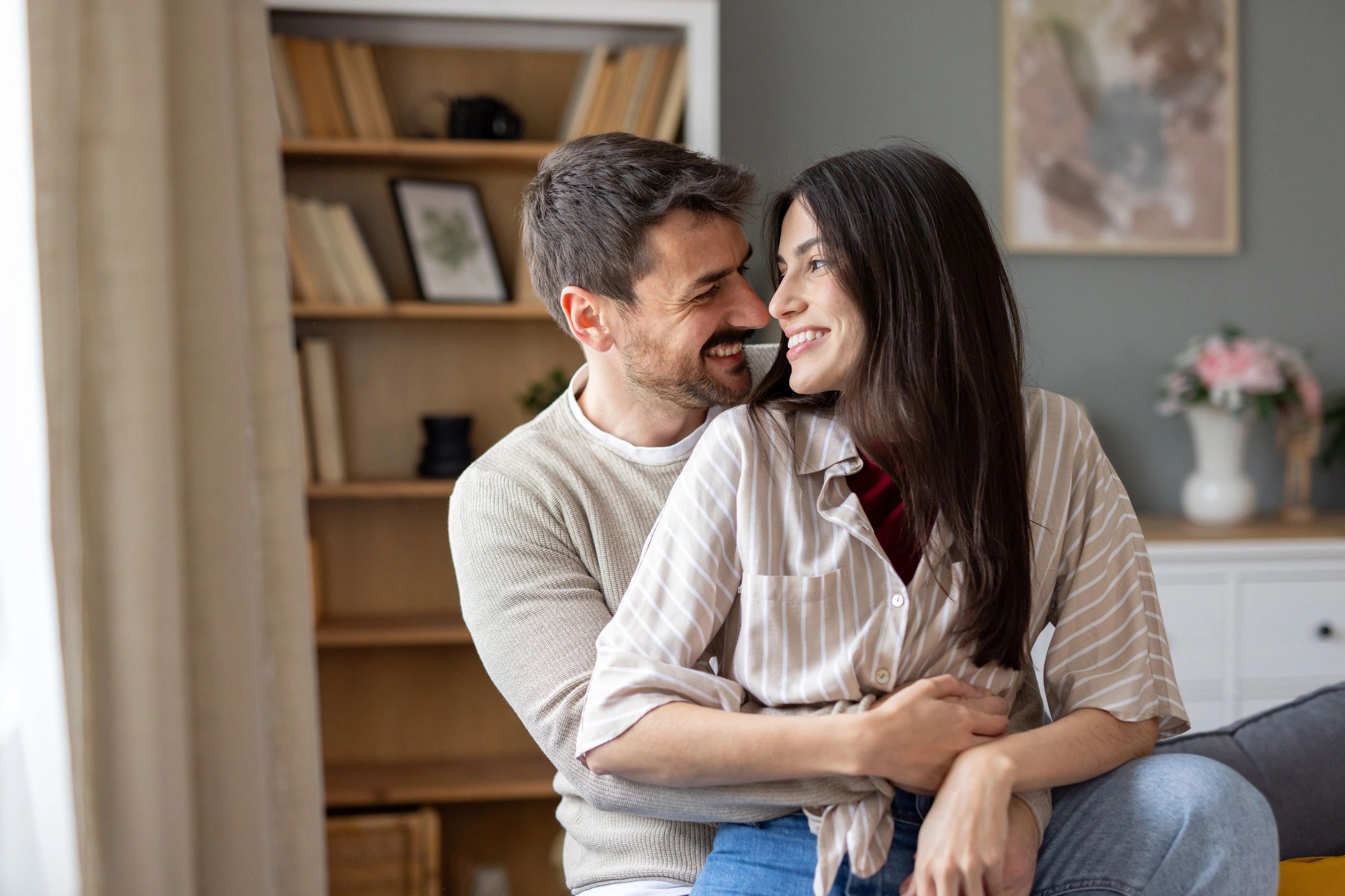 Pareja feliz compartiendo un momento íntimo en casa